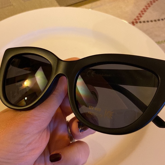 New! Black Oversized Cat-eye Sunglasses - Picture 7 of 7